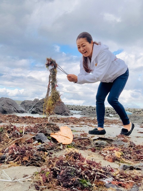 海岸のごみを拾う写真 2