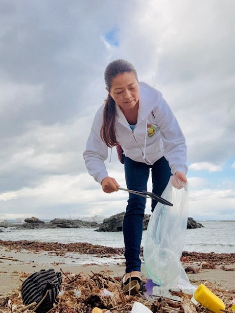 海岸のごみを拾う写真 3