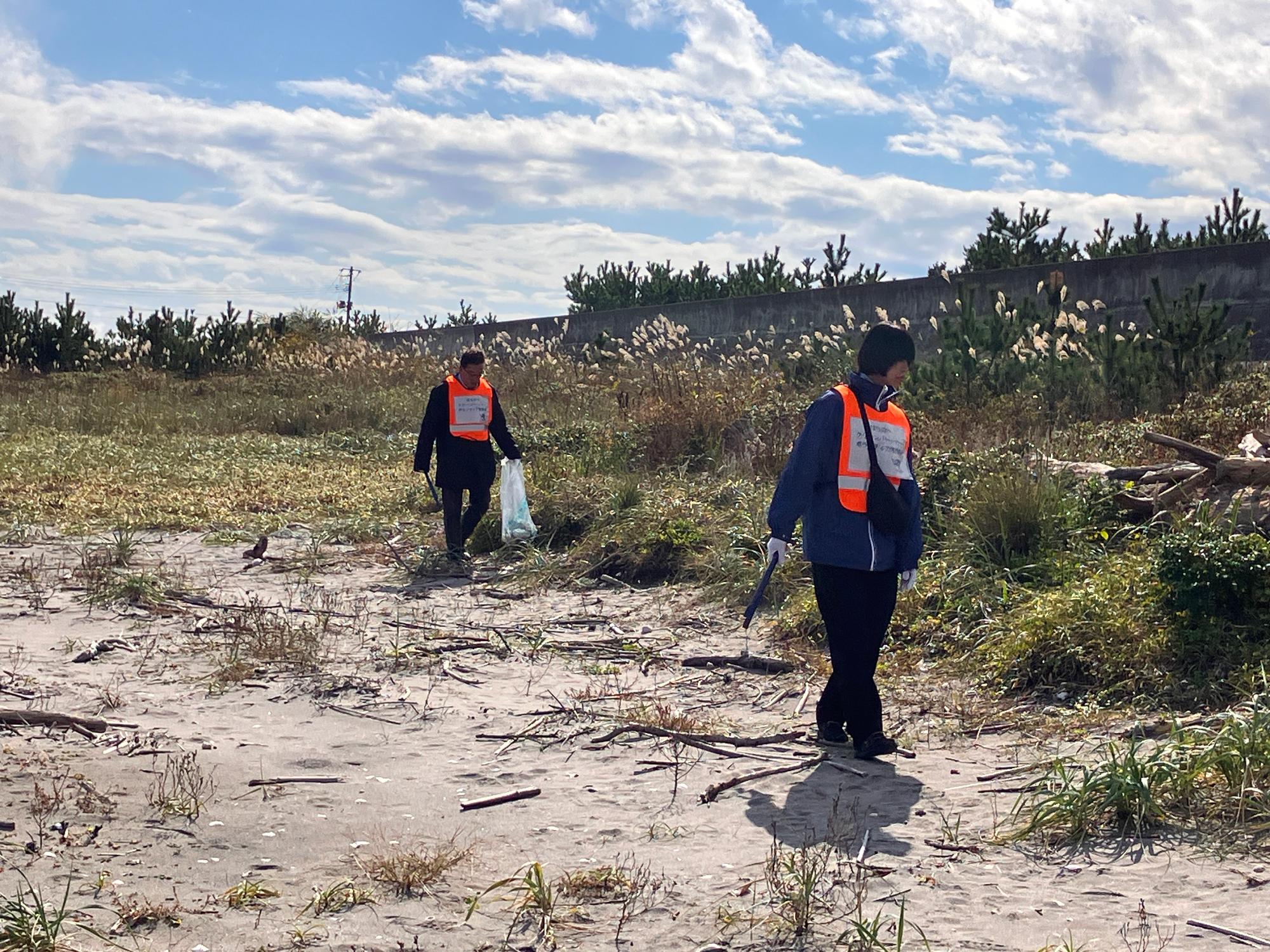 砂浜のごみを拾っているよう