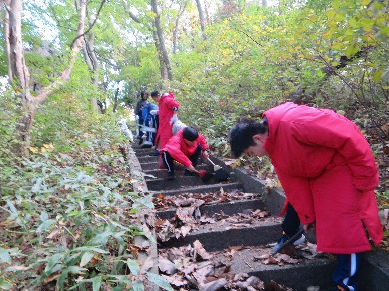 高岩展望台の階段のごみを拾っている様子