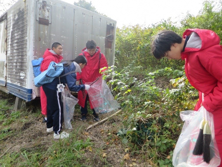 通学路のごみを拾っている様子