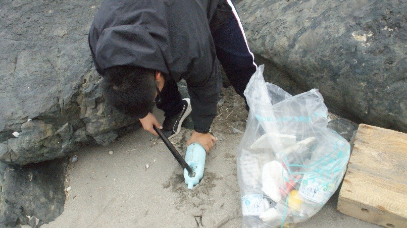 大久喜海岸でペットボトルを拾っている様子