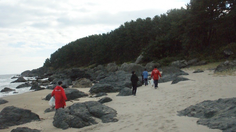 大久喜海岸で生徒たちがごみを拾っている様子