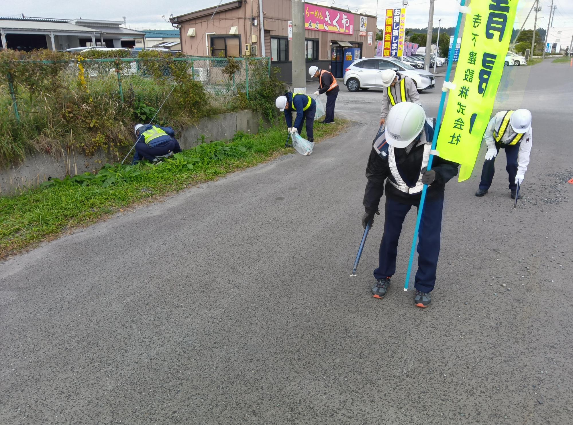 道路のごみを拾っている様子