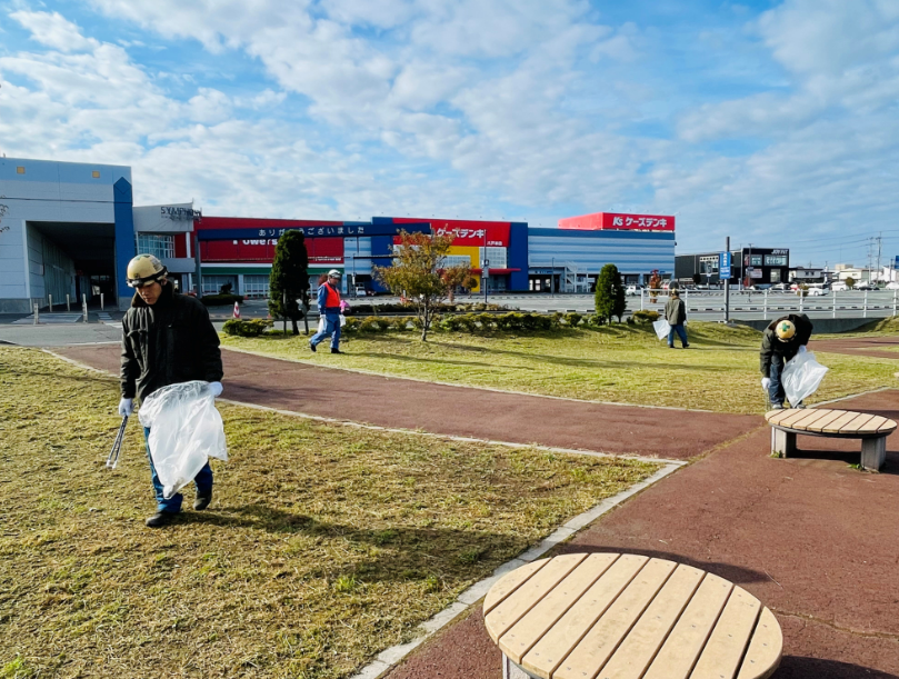 公園のごみを拾っている様子