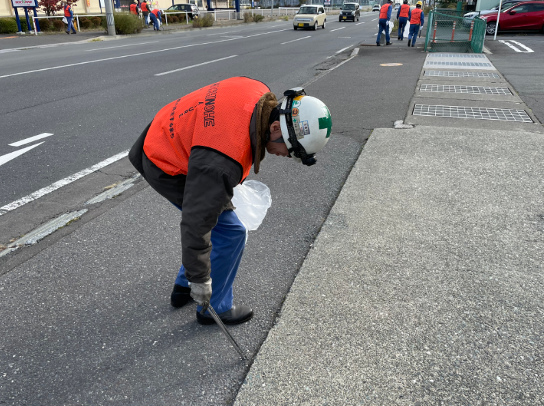 道路のごみを拾っている様子
