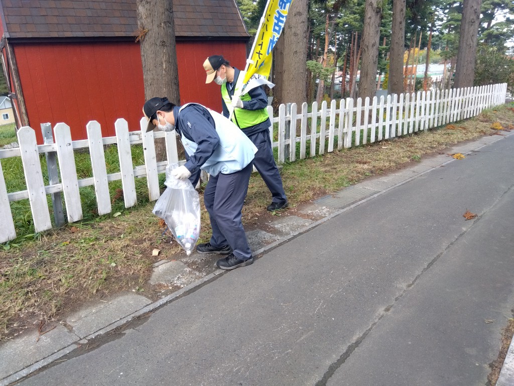 道路脇のごみを拾っている男性二人の様子