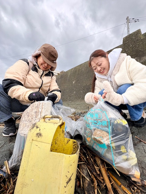 海岸のごみを拾う写真 2