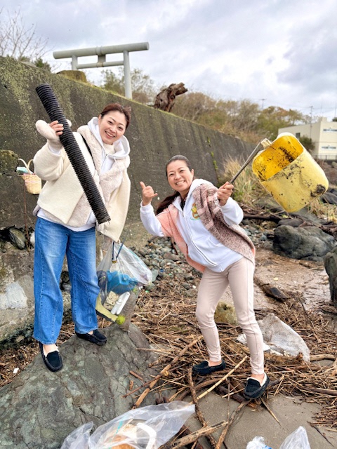 海岸のごみを拾う写真 1