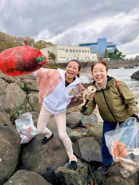海岸のごみを拾う写真 3