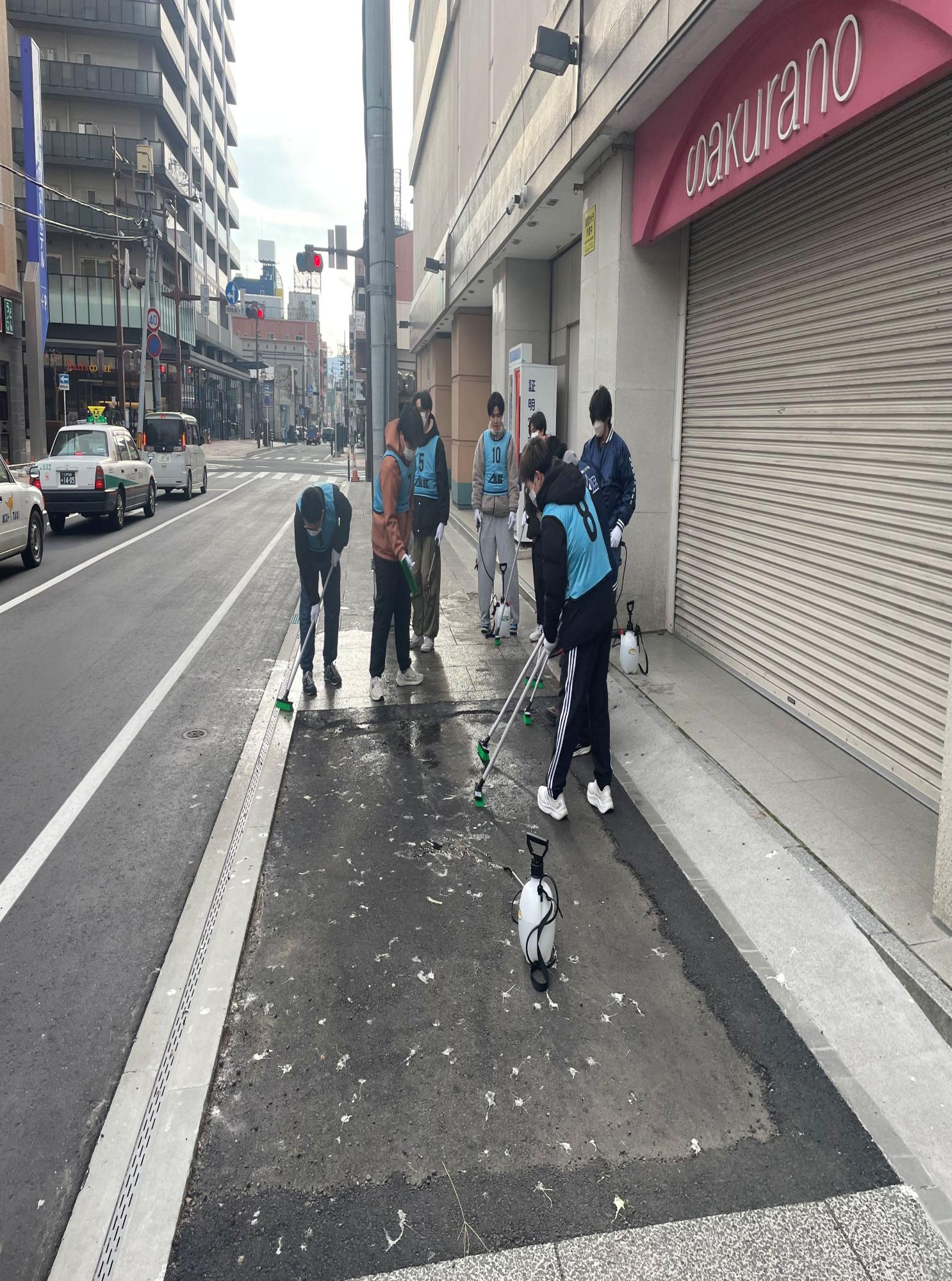 道路脇のごみを拾う写真3