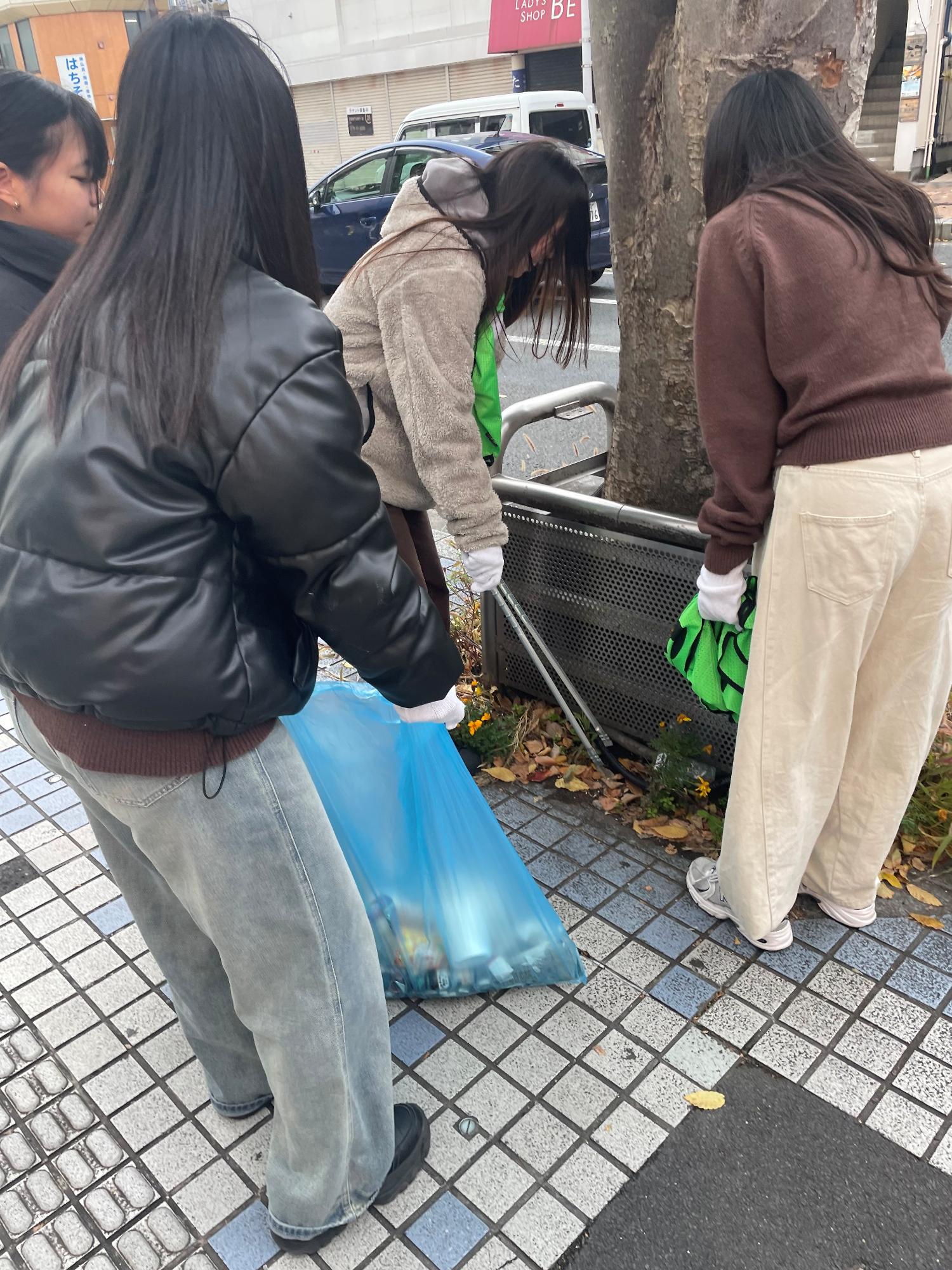 道路脇のごみを拾う写真2
