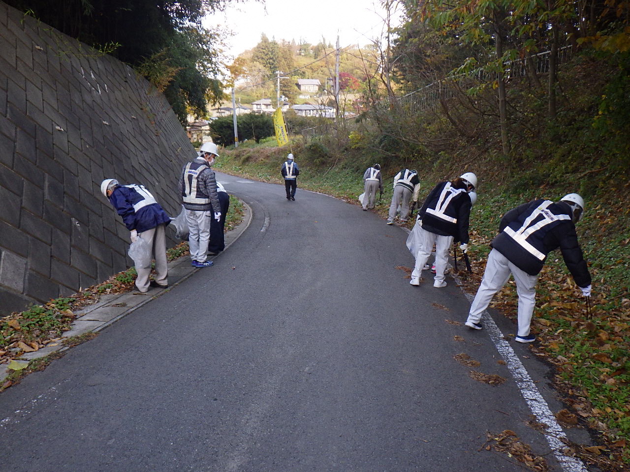 道路脇の草地のごみを拾う写真2