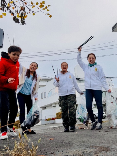 道路脇の草地のごみを拾う写真2