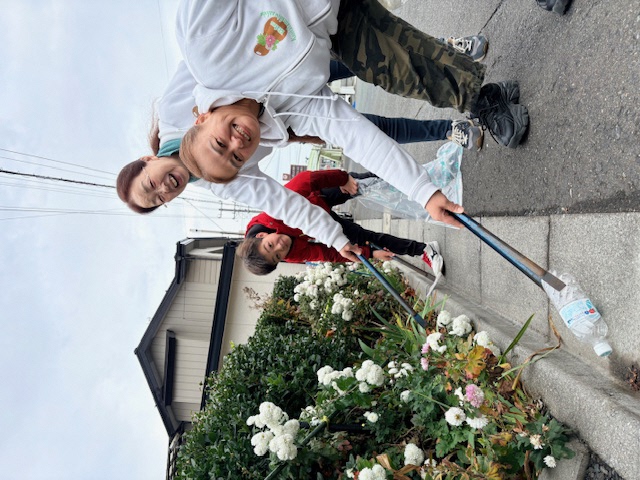 道路脇の草地のごみを拾う写真1