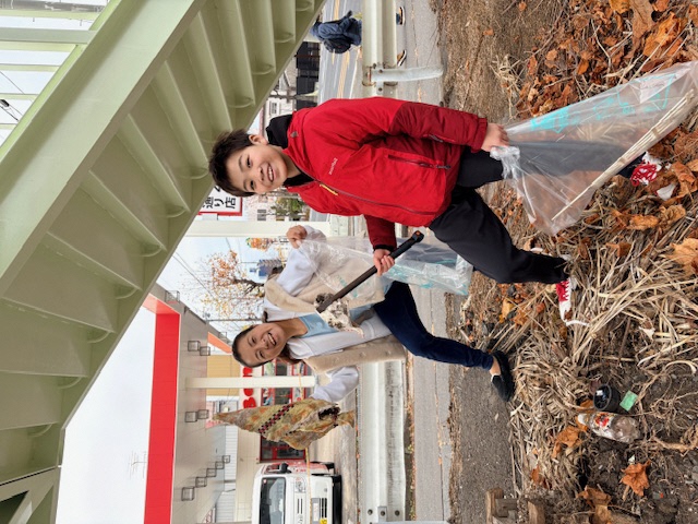 歩道橋下のごみを拾う写真