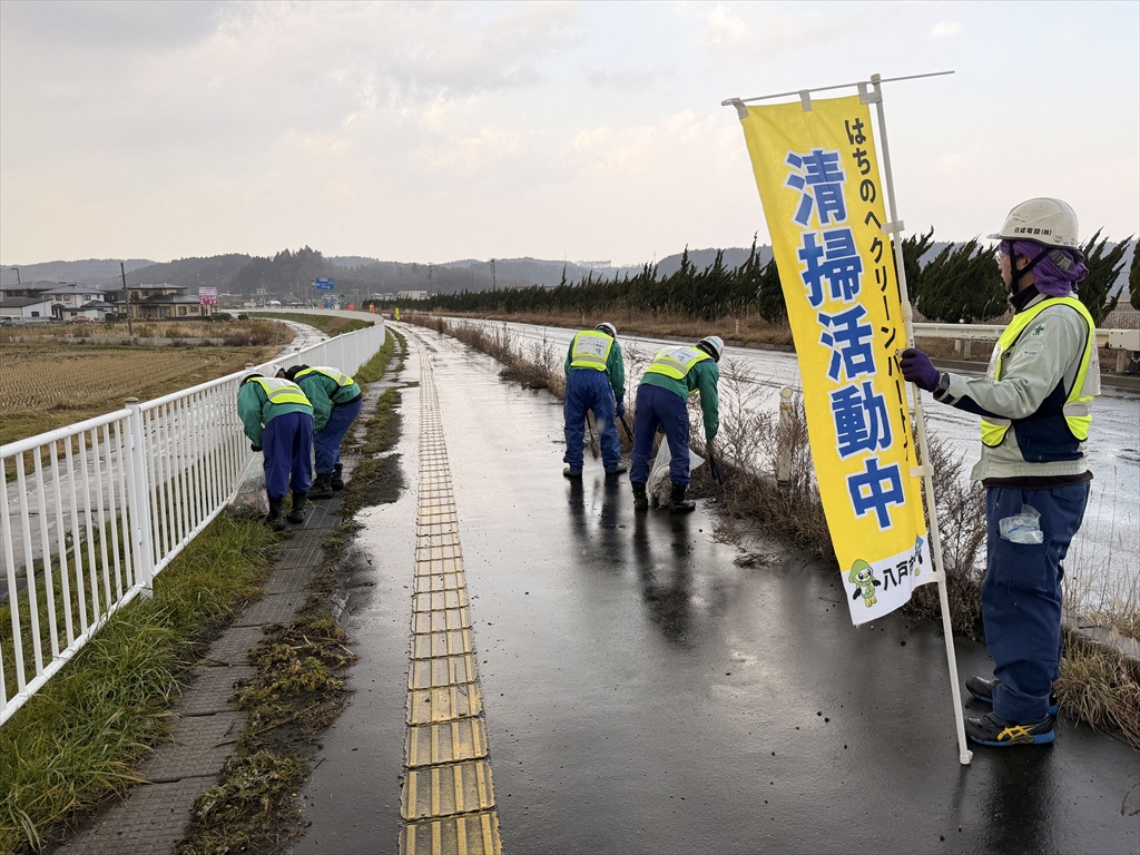 道路脇の草地のごみを拾う写真2