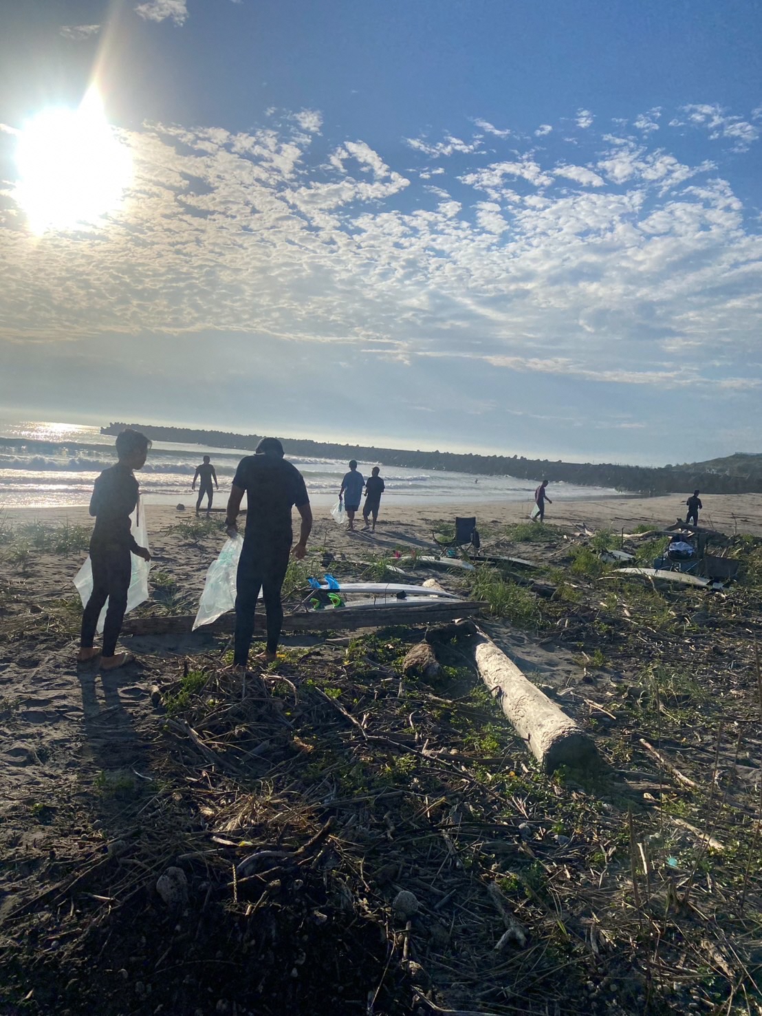 海岸のごみを拾う写真 2