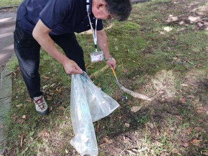 道路脇の草地のごみを拾う写真2
