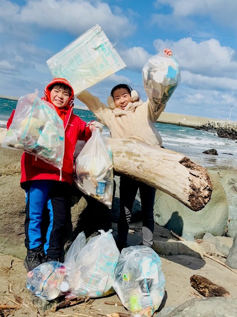 海岸のごみを拾っている写真