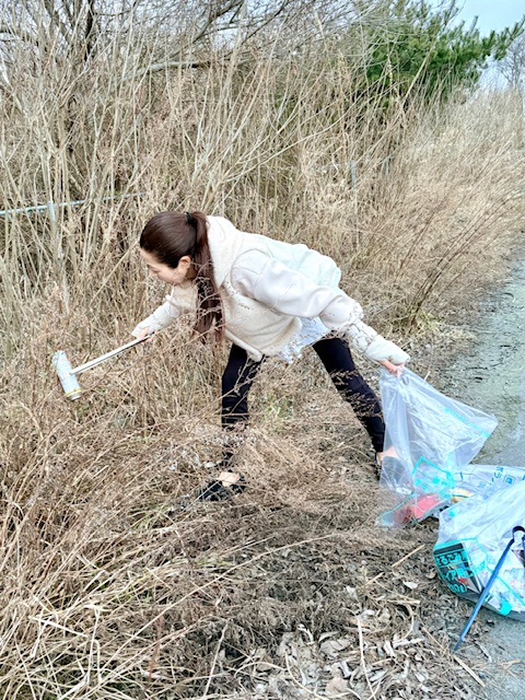 道路脇の草地のごみを拾う写真2
