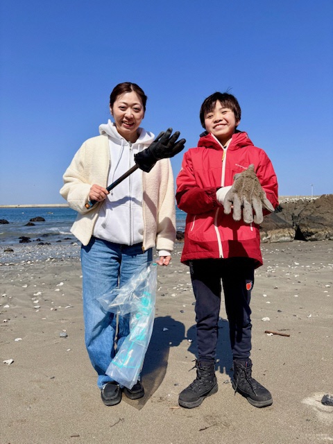 海岸のごみを拾う写真 3