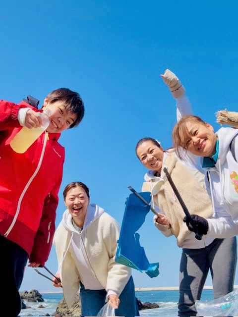 海岸のごみを拾う写真 1