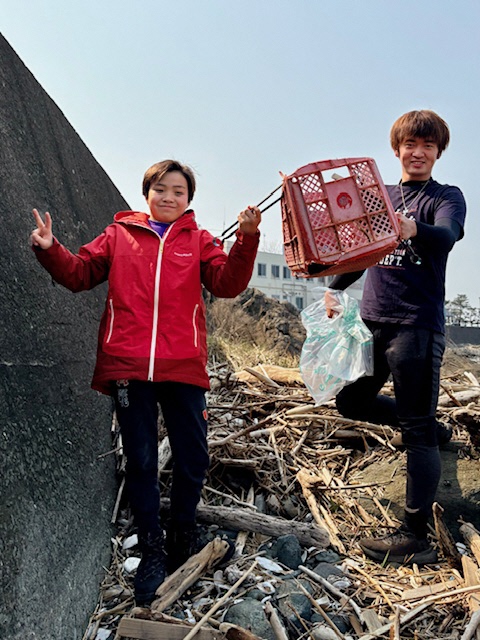 海岸のごみを拾う写真 1