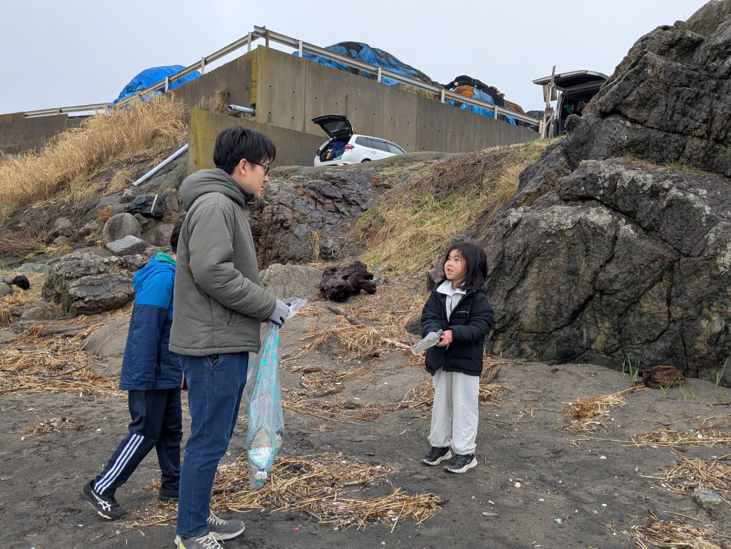 砂浜を清掃している様子 1