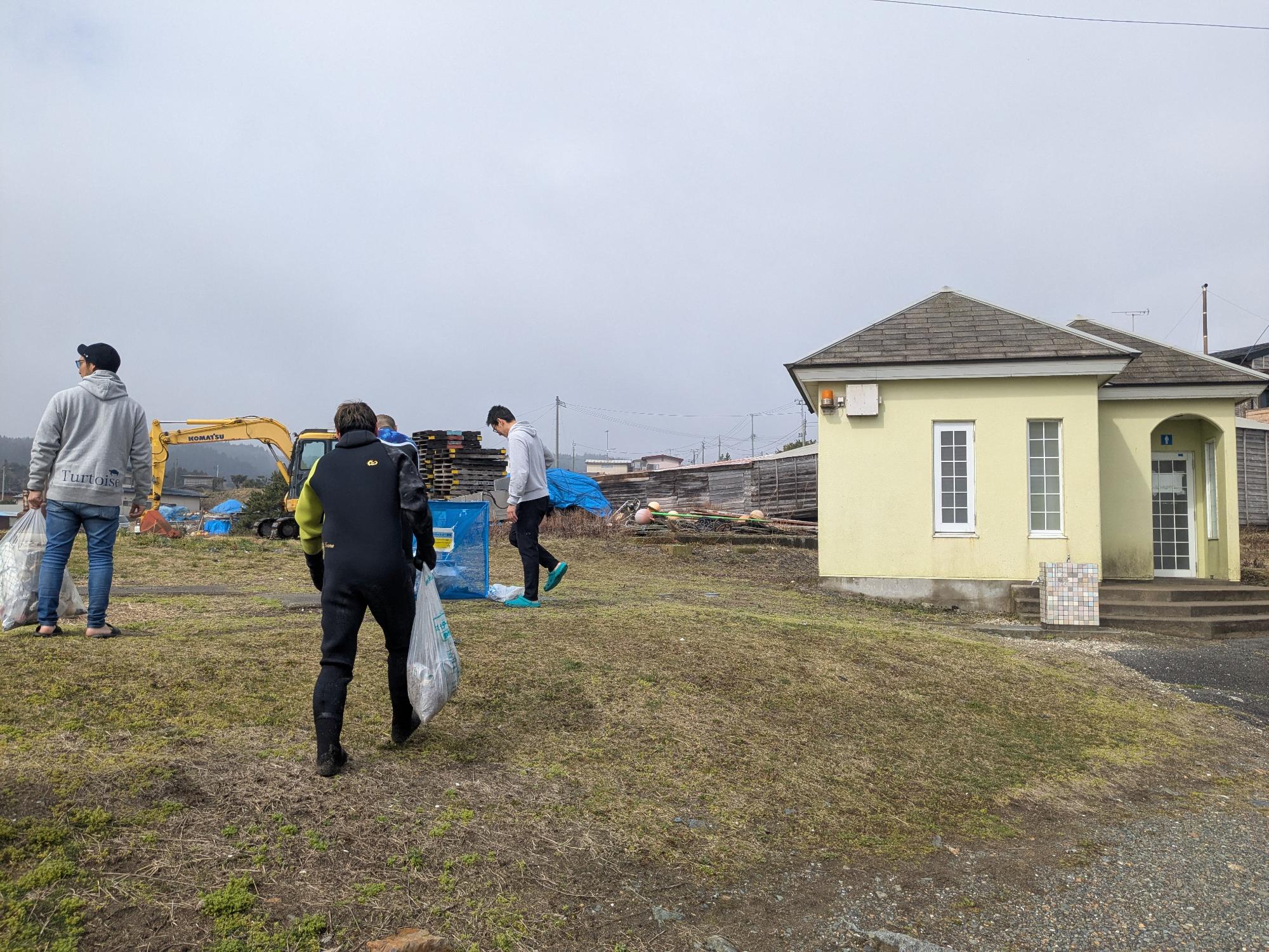 砂浜のごみを集めている様子