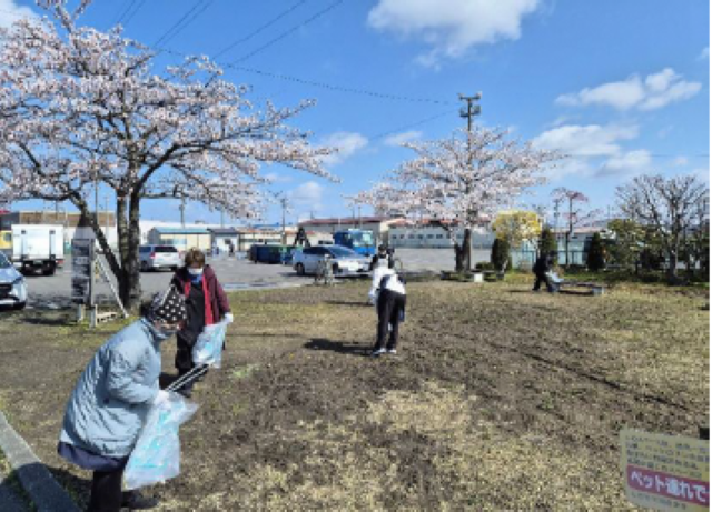 道路脇の草地のごみを拾う写真