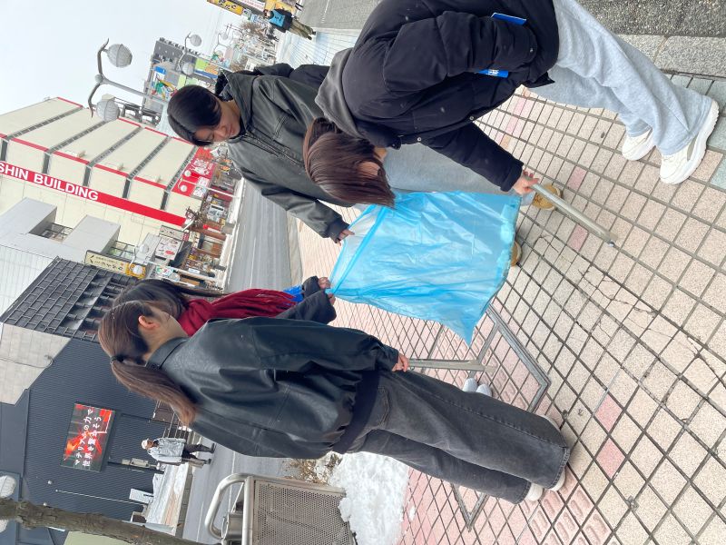 道路脇のごみを拾う写真3