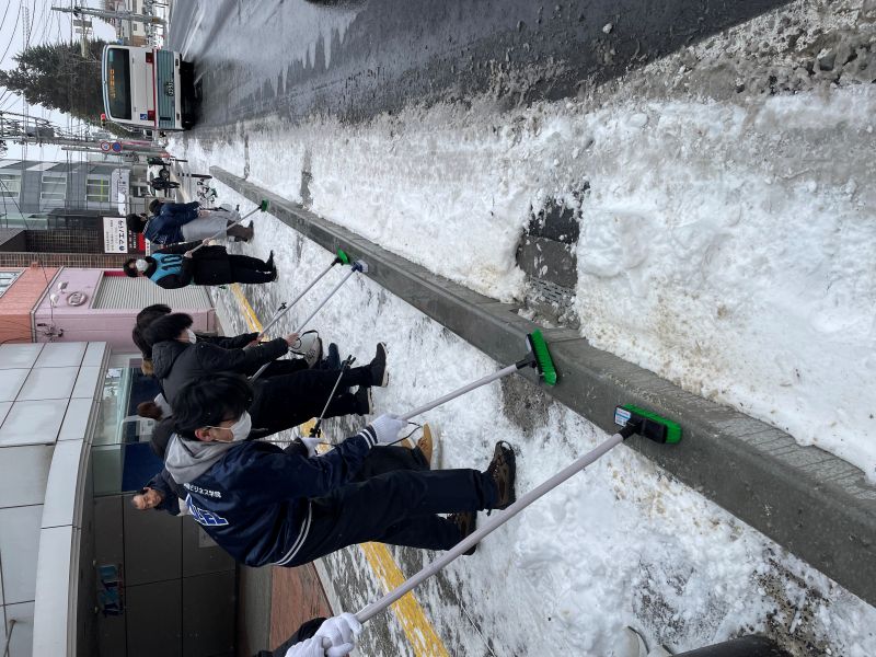 道路脇のごみを拾う写真2
