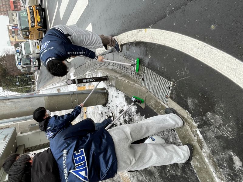道路脇のごみを拾う写真