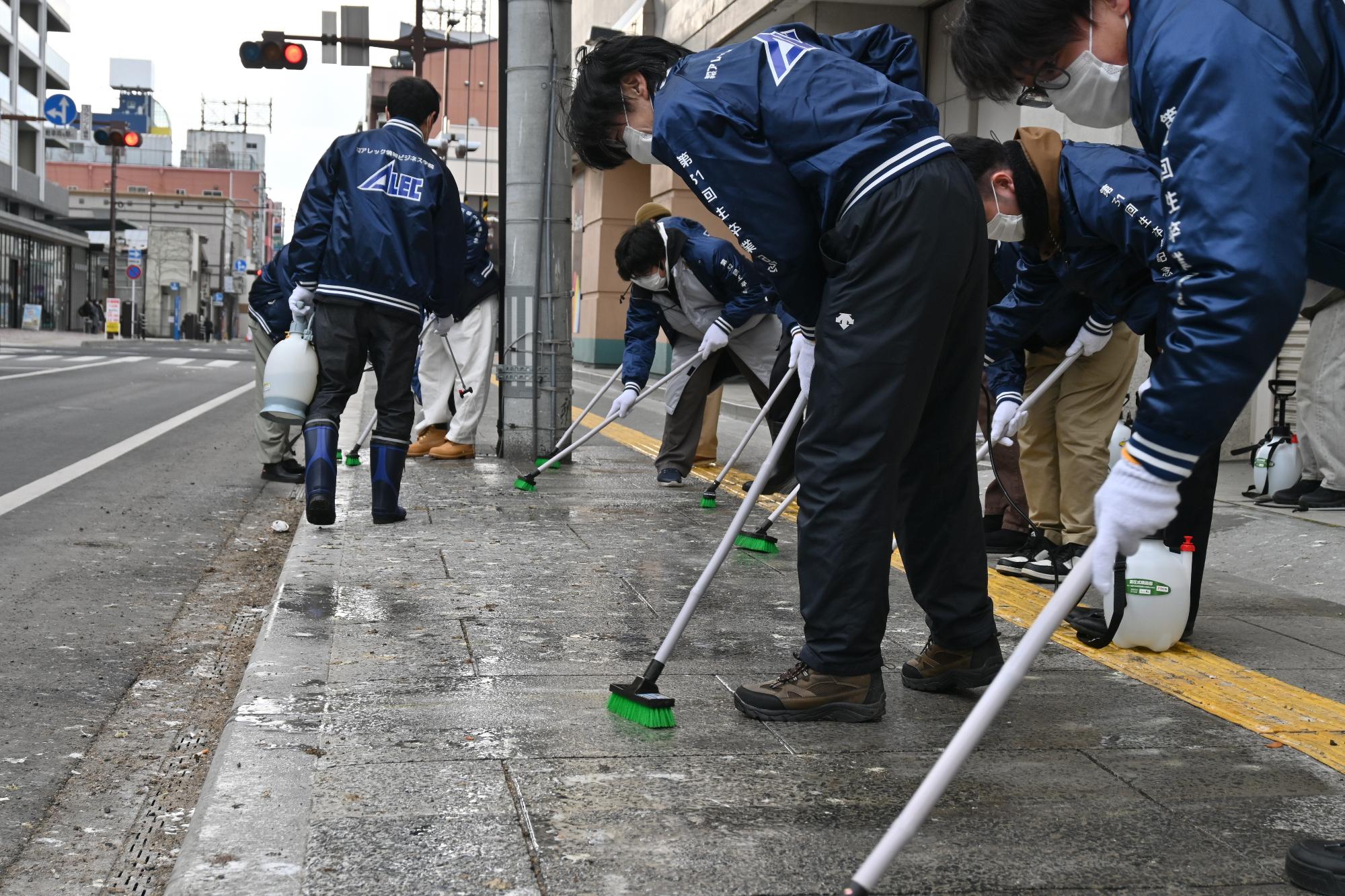 道路の鳥のフンの清掃をする写真