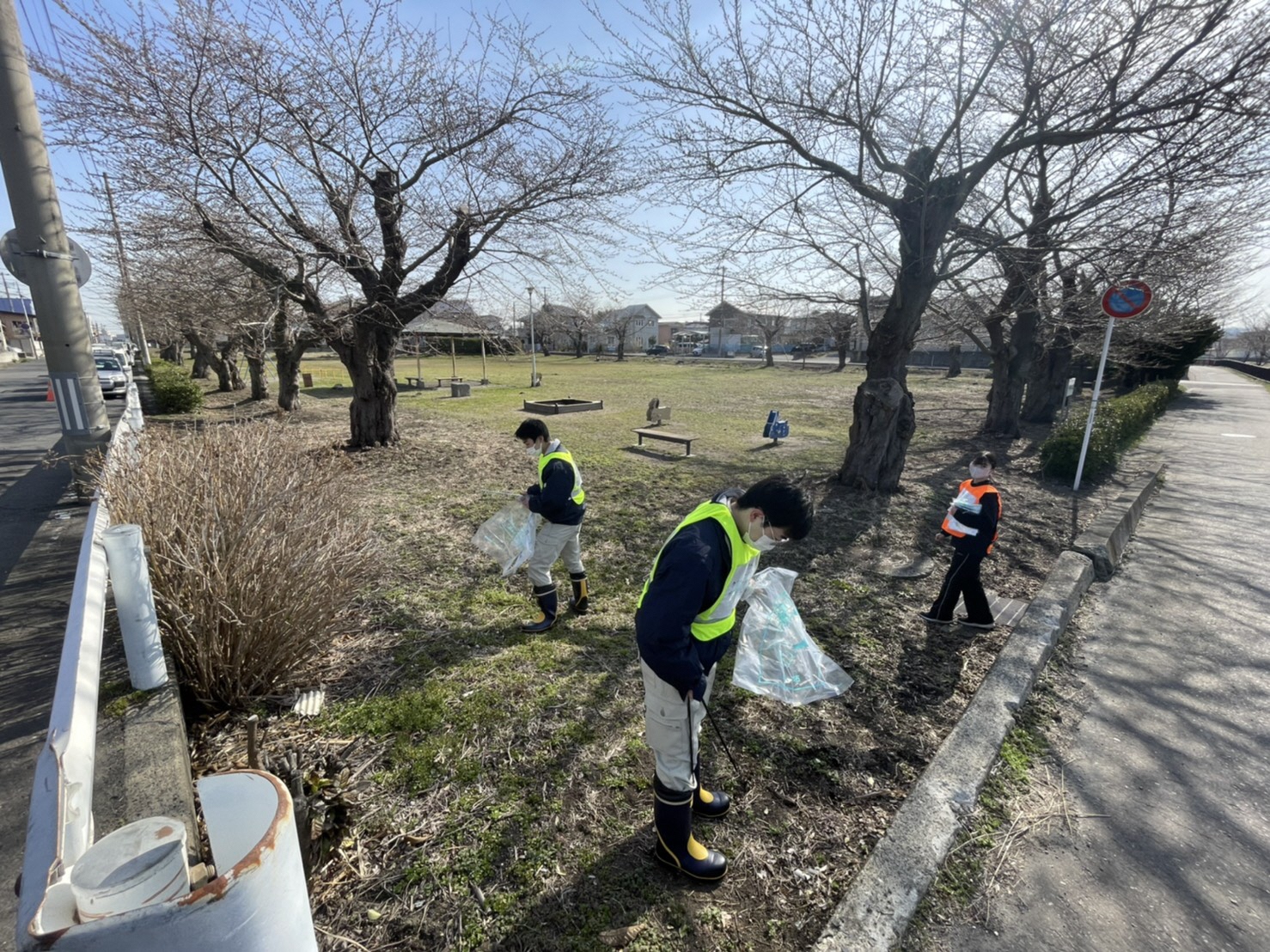 一番町中央公園のごみを拾っている写真