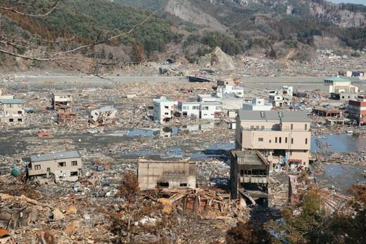 平成23年3月18日：被災した町の様子（津波の影響で家屋が流され数軒の家が残っている）