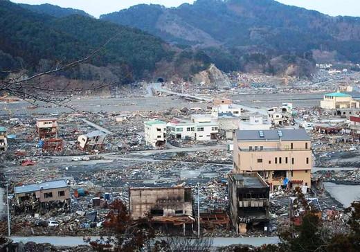 平成23年4月1日：被災した町の様子（津波の影響で家屋が流され数軒の家が残っている）