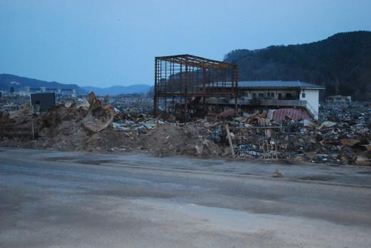 平成23年4月1日：手前の瓦礫が撤去され、骨組みが残っている建物が立っている写真