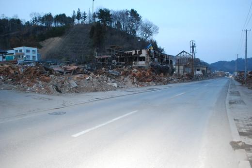 平成23年4月1日：左奥に瓦礫の山、左手前と道路の瓦礫は撤去され整備されている写真