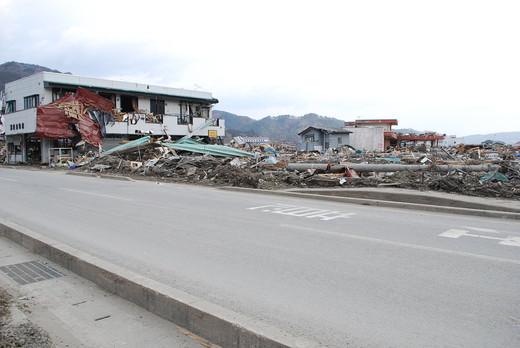 平成23年4月2日：手前に整備された道路、左にアパート、中央は瓦礫の山が写っている写真