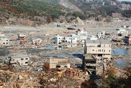 3月18日：被災した町の様子（津波の影響で家屋が流され数軒の家が残っている）