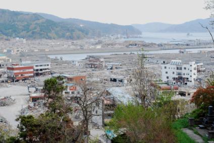 5月8日：被災した町の様子を高台から撮影した写真（町から海水はひいている）