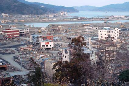 4月1日：被災した町の様子を高台から撮影した写真（津波の影響で町が水浸しになっている）