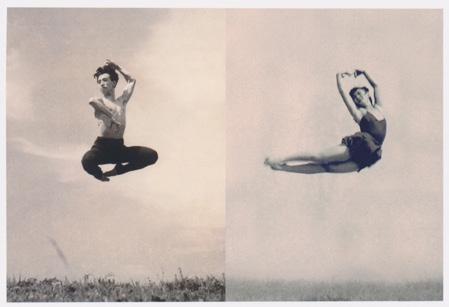 左：男性、右：女性がそれぞれダンスで高くジャンプしている2枚のモノクロ写真