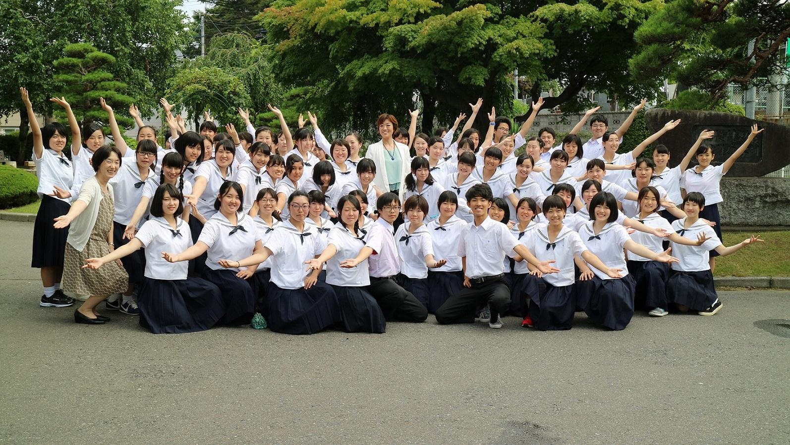 片手を横に広げてきれいなポーズをとって撮影された北翔さんと生徒たちの集合写真