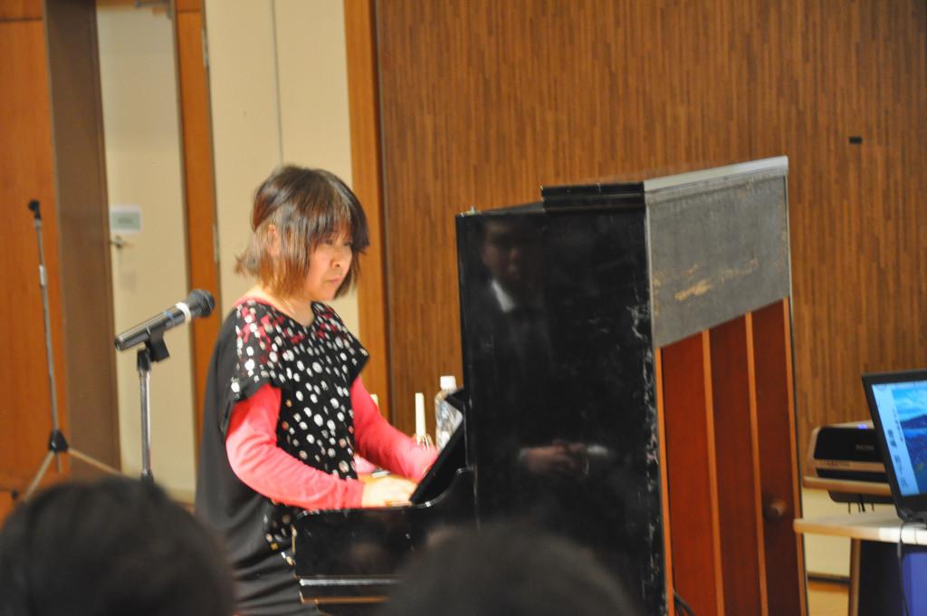 ピアノを弾いている豊嶋さんの写真