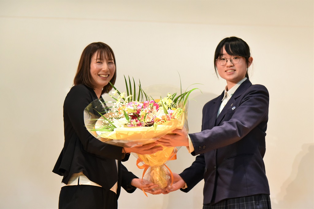 花束贈呈時の記念写真_上野さん(左)
