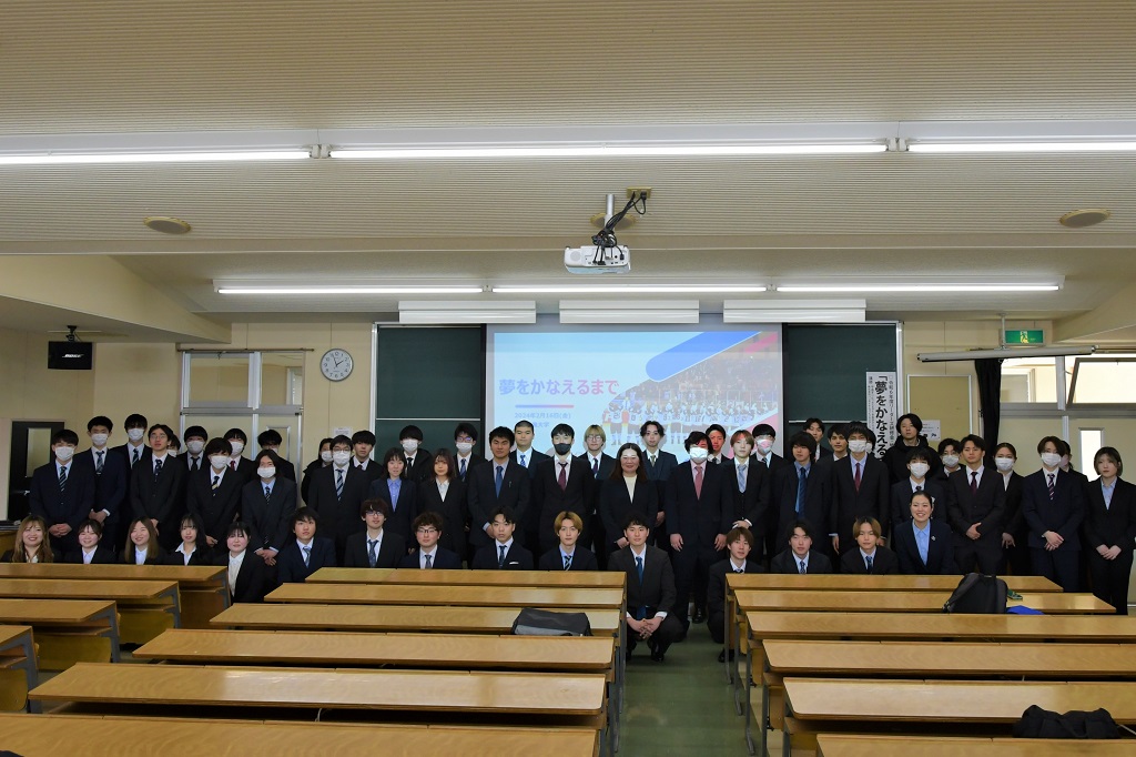 中村亜実さんと八戸工業大学の受講生の皆さん