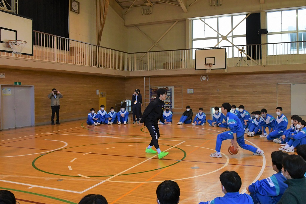 生徒と寺嶋スキルコーチの対戦1